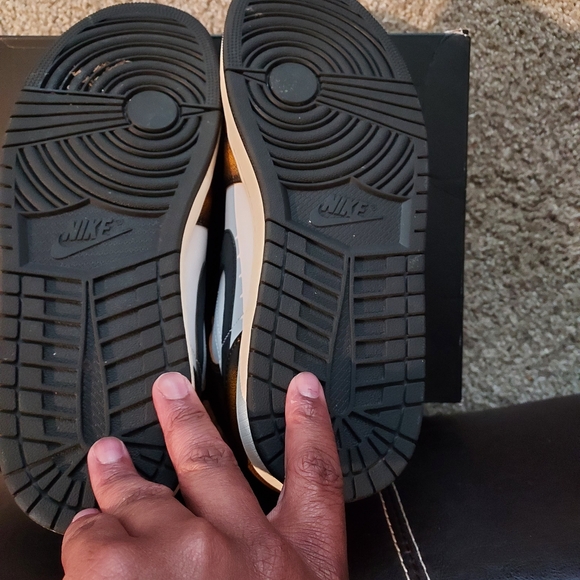 Jordan 1 Mid SE Black and White Sneakers - Picture 6 of 7